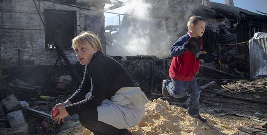 Жители Донецка после обстрела / Фото: chto-proishodit.ru