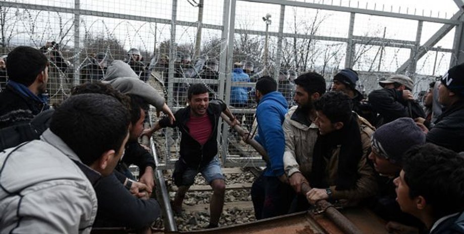 Прорыв заграждений / Фото: АР