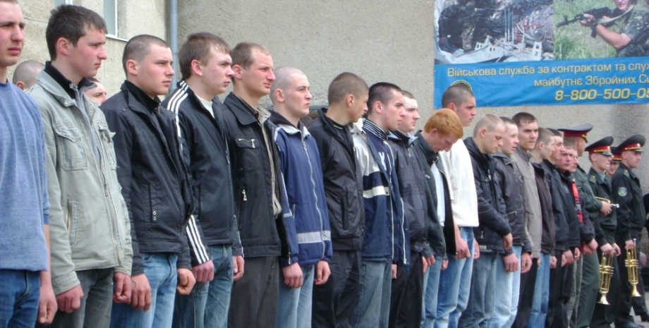 Изображение мужчин, которые стоят возле ТЦК и СП