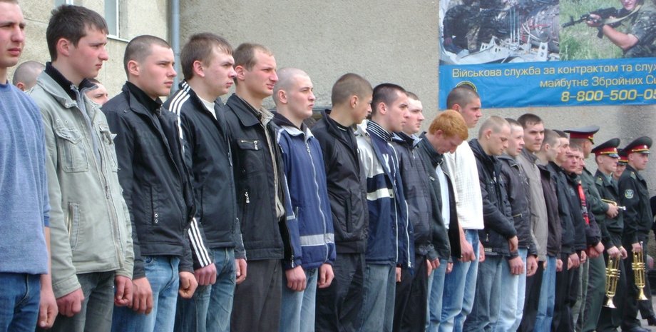 Изображение мужчин, которые стоят возле ТЦК и СП