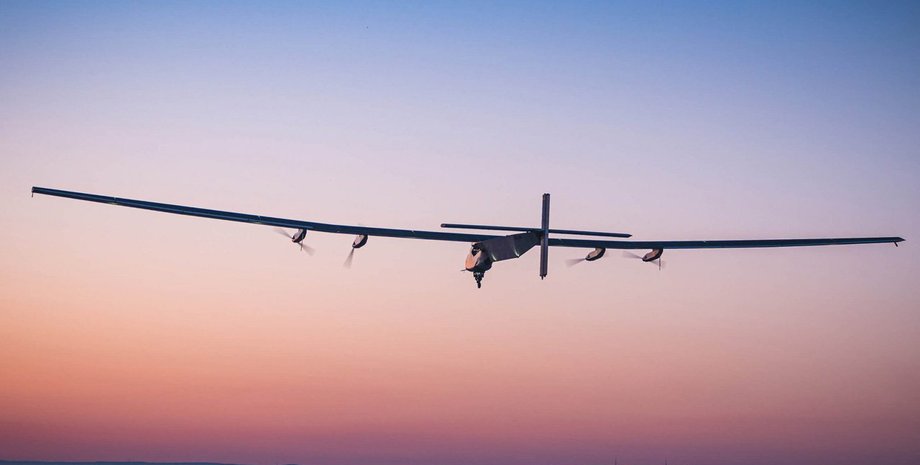 Дрон на сонячній енергії Skydweller