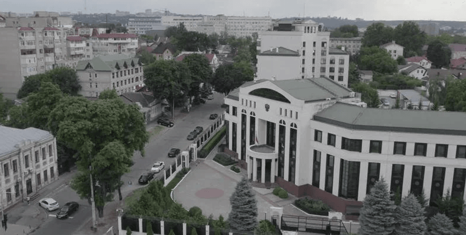 Шпигунське обладнання на даху посольства