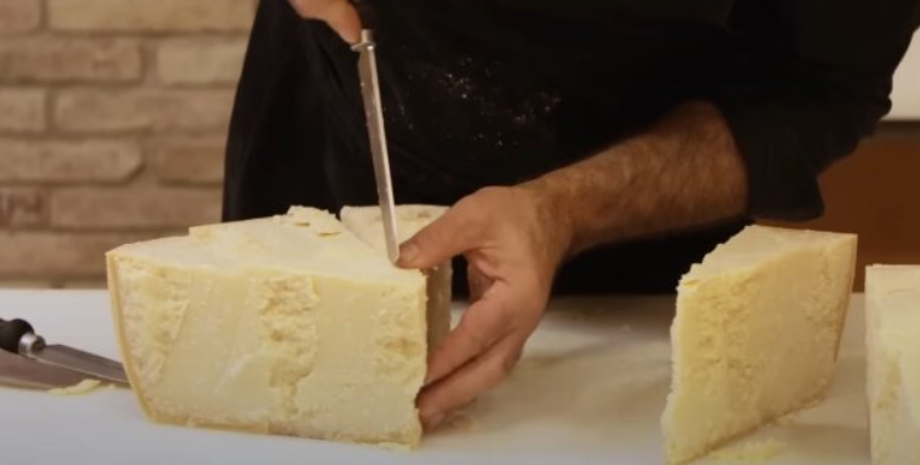 Скільки можна зберігати сир, чоловік їсть пармезан упродовж 10 років, курйози, продукти, харчування, обговорення