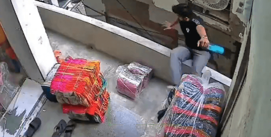 Чоловік упав з балкона на висоті 10 метрів і дивом лишився живим