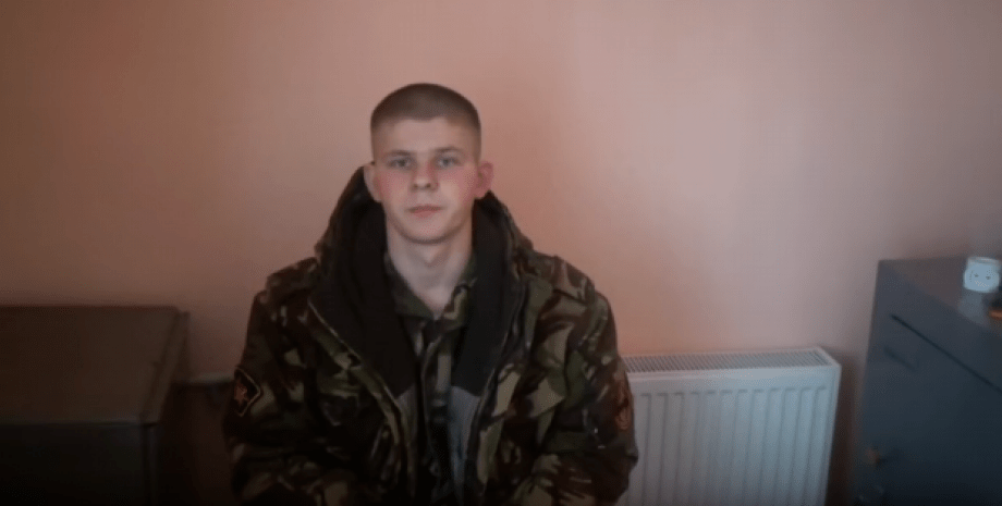 Один из задержанных российских военнослужащих / Скриншот видео
