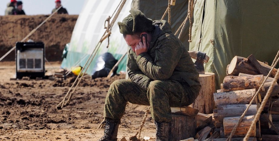 Солдат ЗС РФ з телефоном