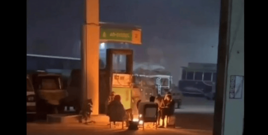 Багаття на заправці, багаття поруч із бензоколонкою, соцмережі, заходи безпеки, вогонь на заправці, правила безпеки, загроза вибуху