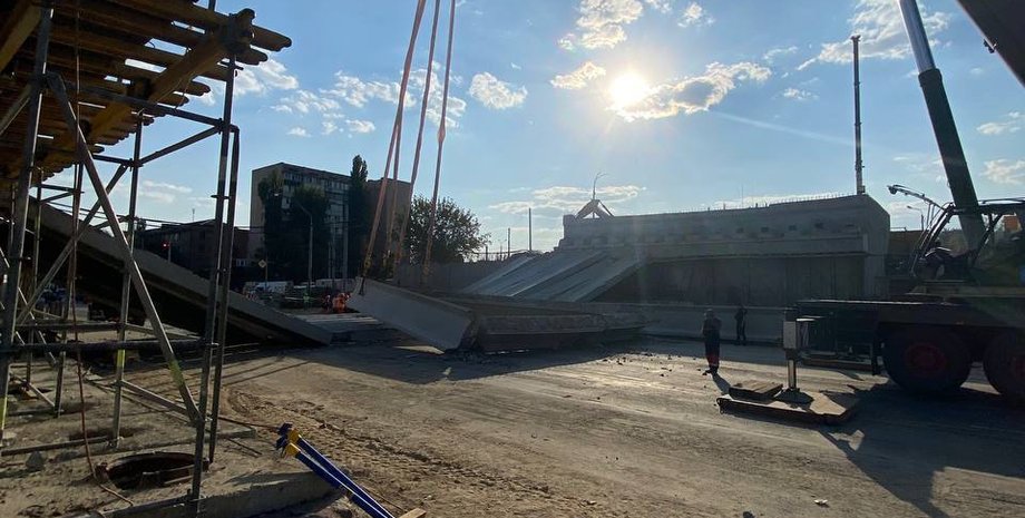 В Киеве обвалился мост на Шулявке, фото
