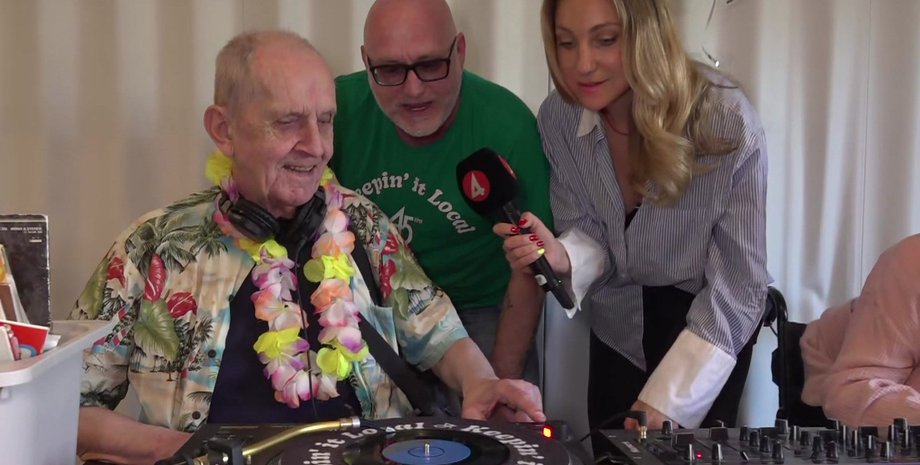 Люди пожилого возраста за диджейским пультом