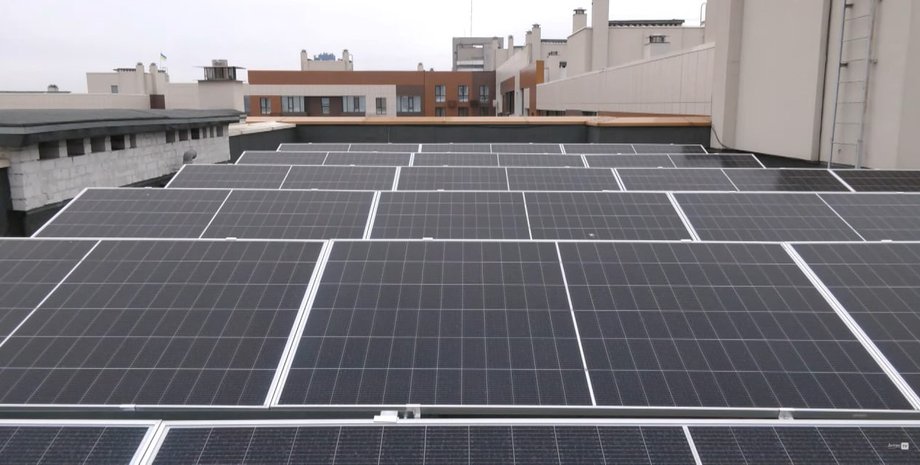 Сонячні панелі на даху блекаут