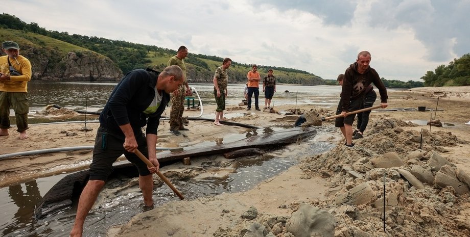 дубовая лодка Запорожье, нашли дубовую лодку, дубовая лодка тысяча лет, дубовая лодка 1000 лет, историческая лодка