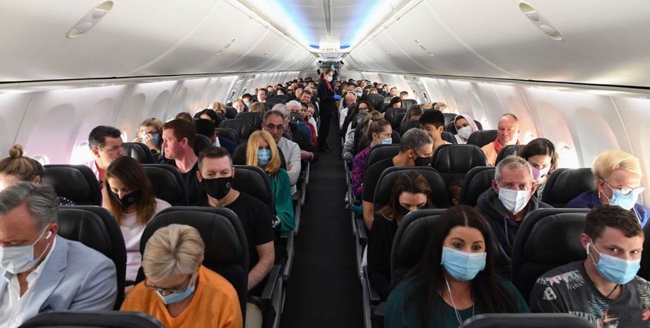 Пасажири в літаку