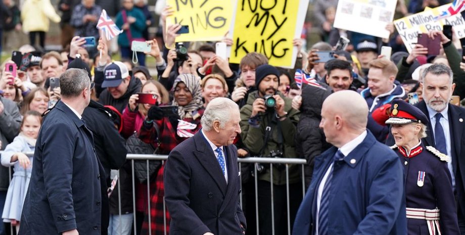 Король Карл III, коронація короля карла, король чарльз, протест проти короля, король британії, королівська сім'я британії