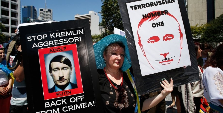 Владимир Путин на плакатах активистов в Брисбене во время встречи G20 / Фото Getty Images