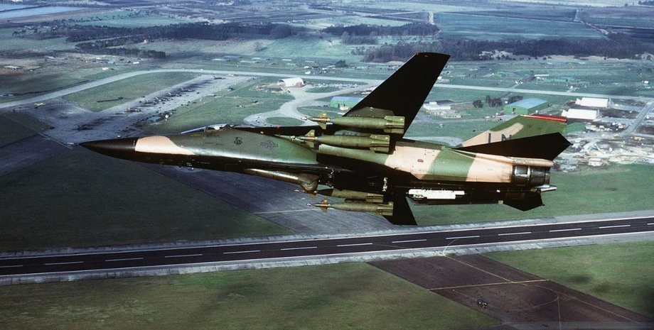 F-111, бомбардировщик F-111, американский бомбардировщик, многоцелевой бомбардировщик, самолет со стреловидным крылом, история авиации, легендарный самолет