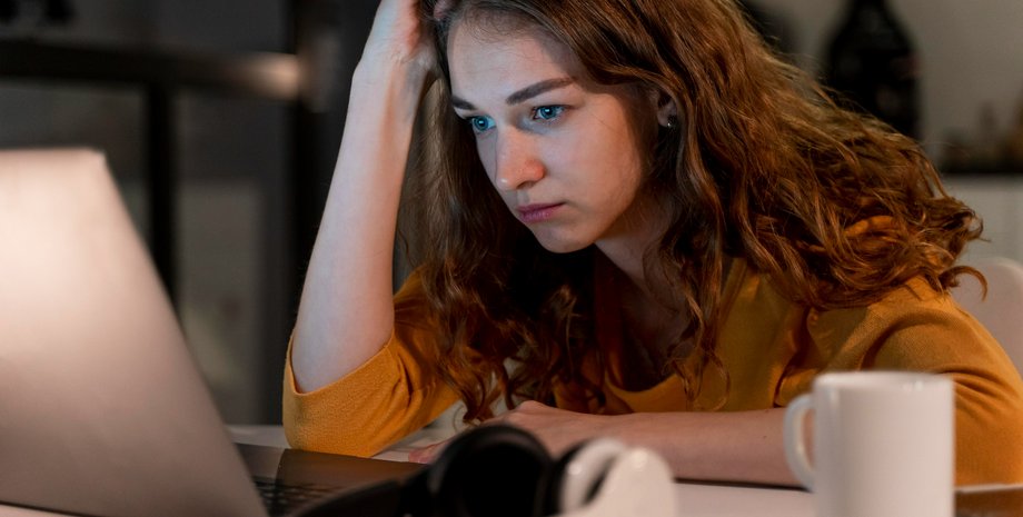 Комп'ютер ДІвчина за ноутбуком