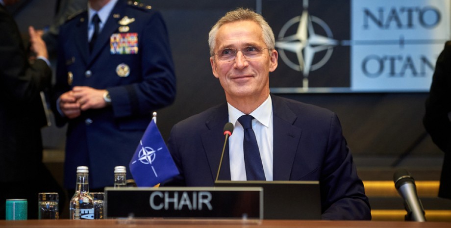 Йенс Столтенберг, генеральный секретарь НАТО, флаг НАТО