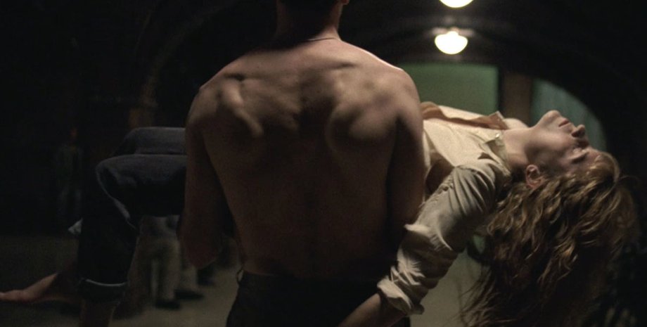 Кадр из клипа Florence & The Machine — "Queen of Peace & Long and Lost"