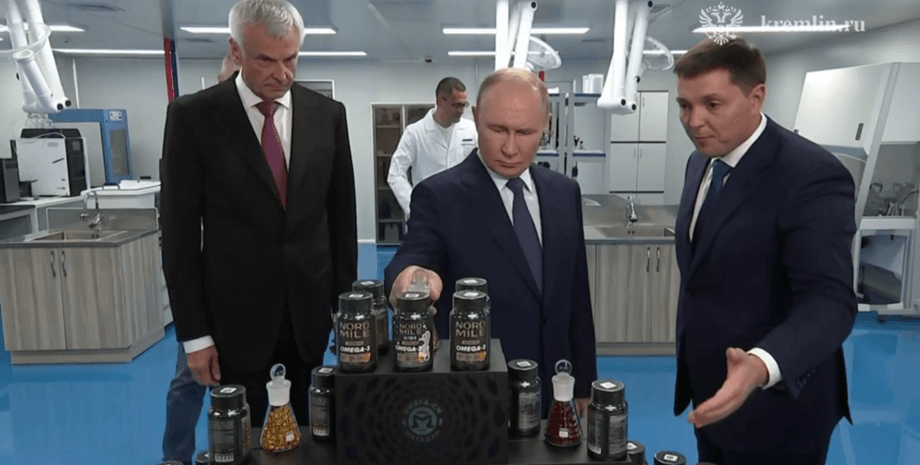 Путин посетил завод в Магадане перед встречей с Трампом