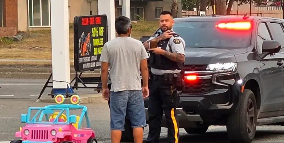 Создавал пробки: полиция задержала пьяного водителя за рулем игрушечного джипа