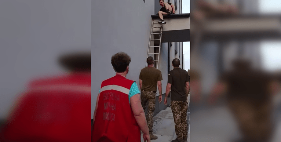 Мужчина сломал ногу в ТЦК в Ужгороде