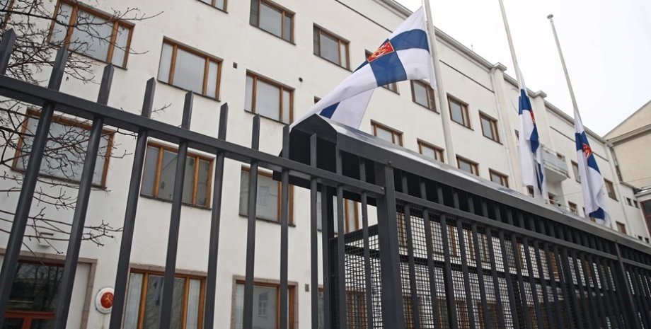 Россия заблокировала счета посольств Финляндии и Дании