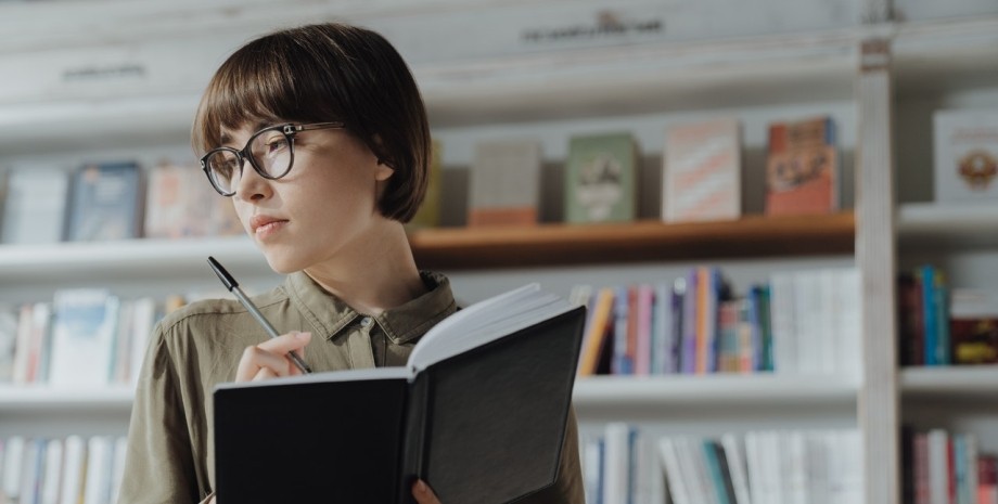 девушка с книгой женщина, интеллект, задание