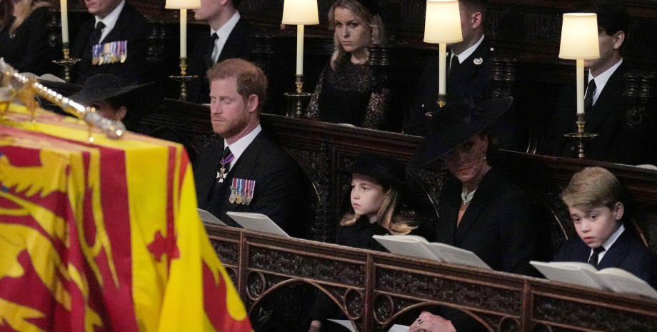 Принцеса Шарлотта, принц Гаррі запасний, королівська сімʼя британії, кейт міддлтон принц вільям, принцеса анна