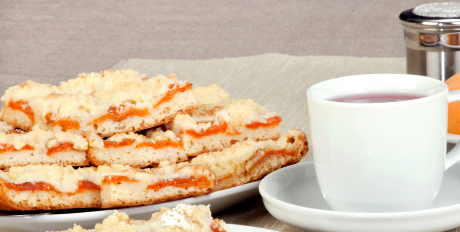 выпечка пирог, булочки, тесто, чай, абрикосы