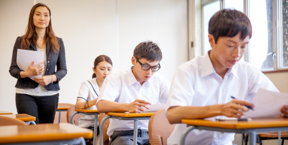 К новой инициативе были привлечены разработчики ИИ-чатов Экзамен на поступление в университет в Китае