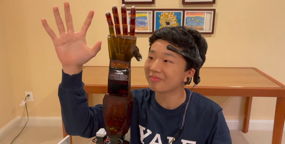 Бенджамин Чой, рука