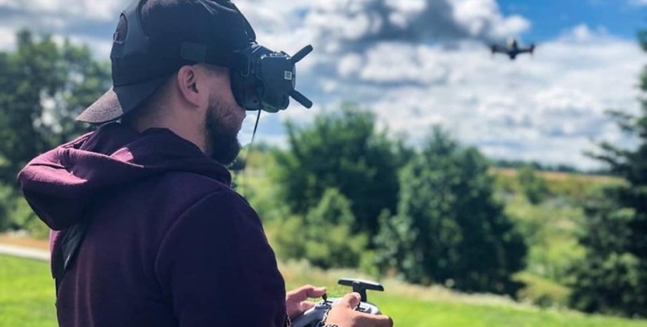 мужчина, беспилотник, оператор бпла