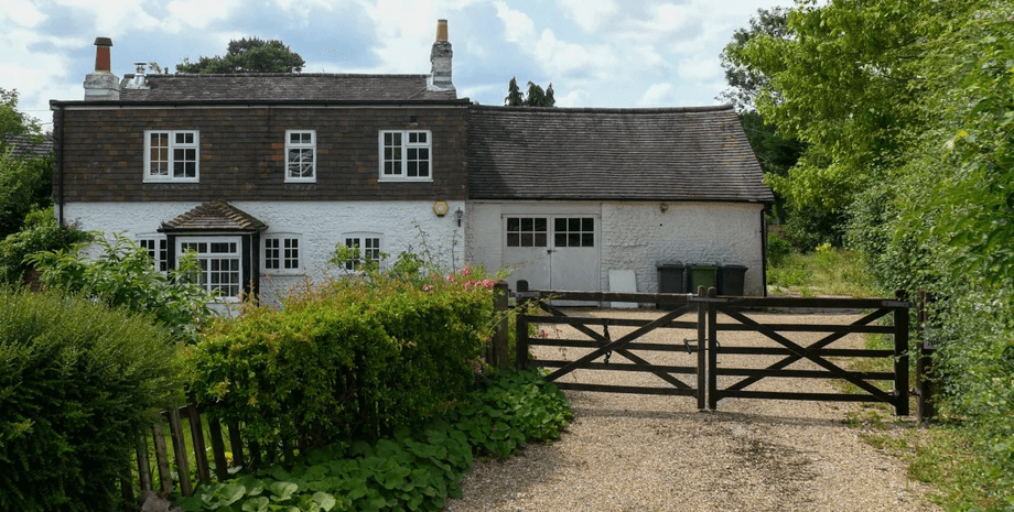 Владелец продал свой дом многодетной семье: впоследствии пожалел из-за "сумасшедших планов"