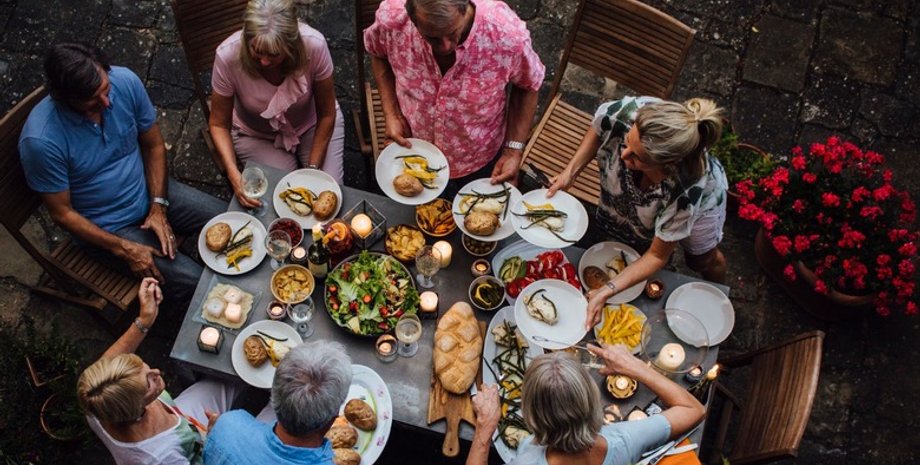 Сестры поссорились из-за платы за семейный ужин, родственница взыскала с женщины 250 долларов за еду, курьезы, приколы, скандалы