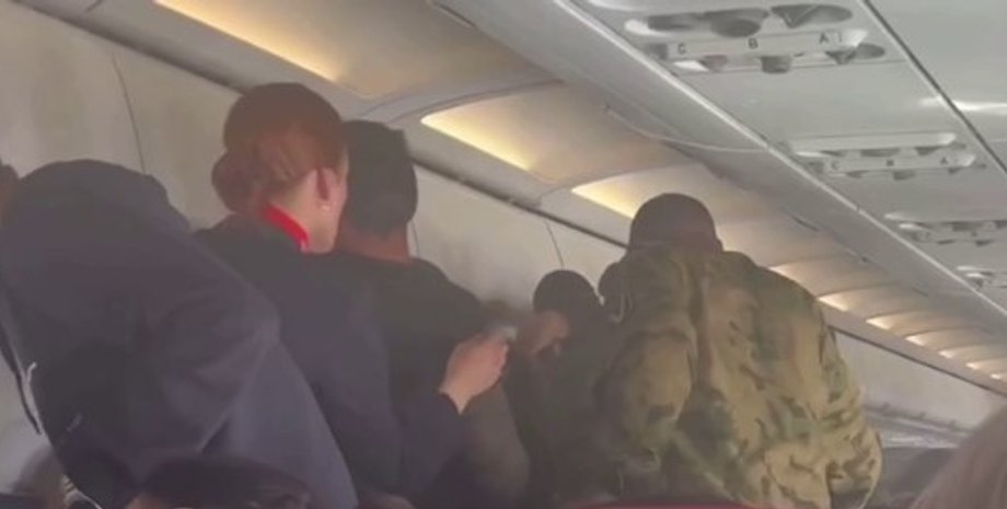 драка, полет, военные устроили драку в самолете, драка в самолете, драка в самолете в рф, пассажиры устроили драку