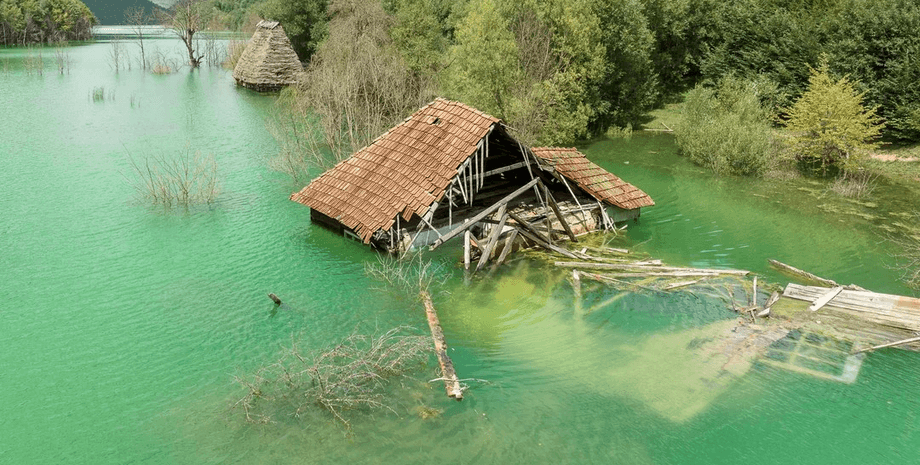Під шаром отруйної води: блогери розповіли про моторошну долю села-привида