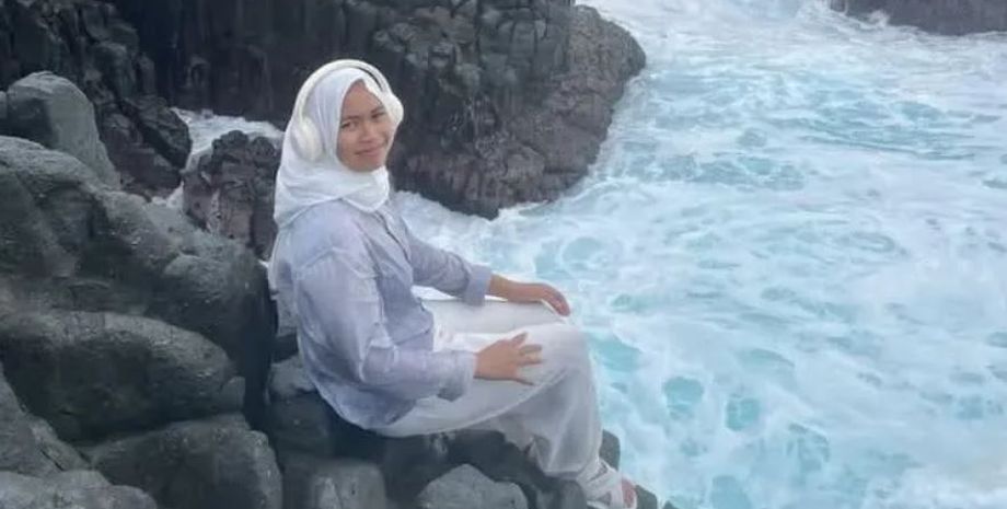 Девушку смыло гигантской волной на пляже, трагедия, несчастный случай, Индонезия, туризм, отдых