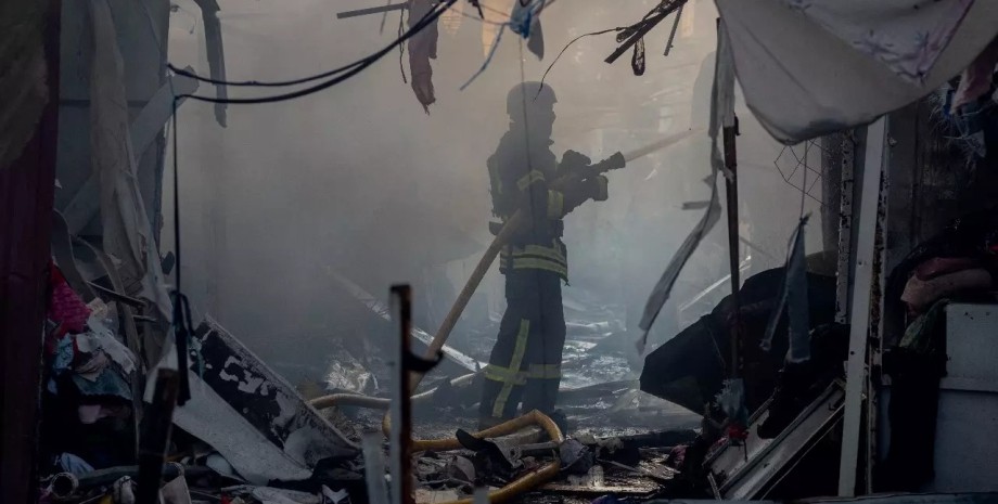 Пожар на рынке в Сумах спасатели в сумах на рынке тушат пожар