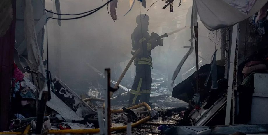 рятувальники у сумах на ринку гасять пожежу