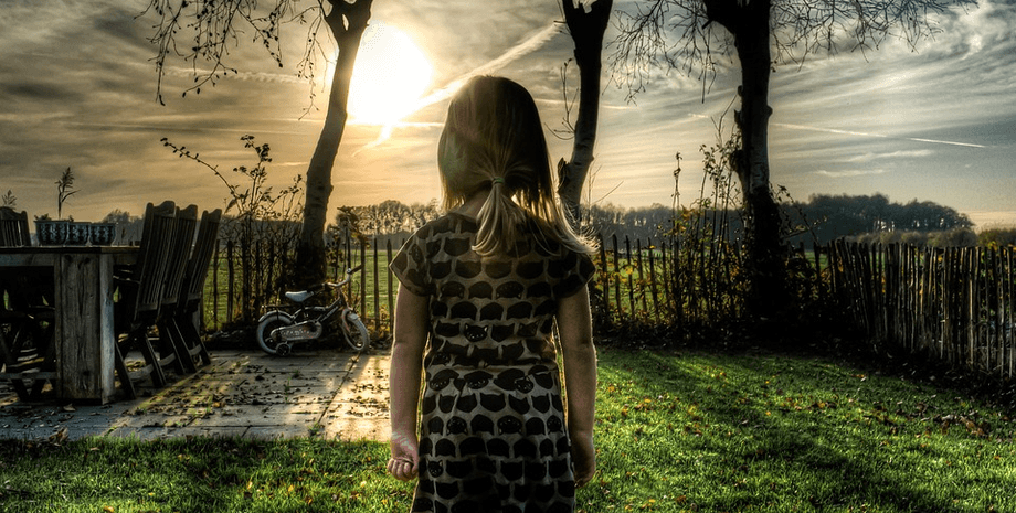 Девочка, ребенок, имя ребенка, необычное имя, отец и дочь, любимое число, Одиннадцать, девочка во дворе,