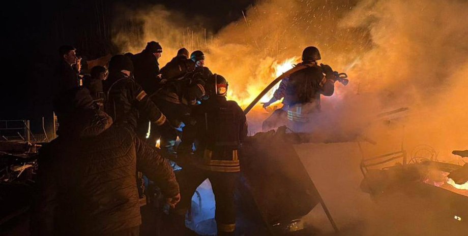 Спасатели ликвидируют последствия обстрела 9 января