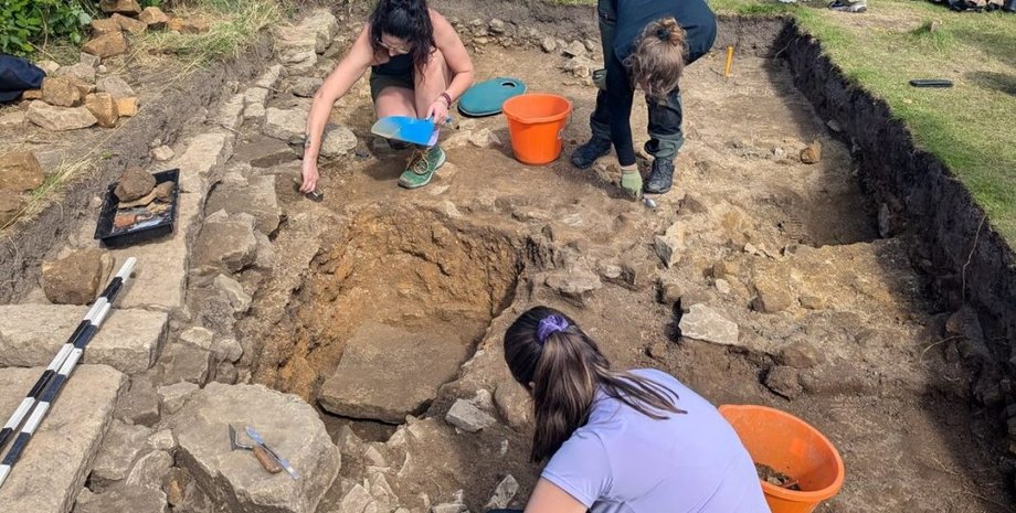 археологи, археологія, розкопки, село, споруда, дослідження, Англія, артефакти, знахідка, будівля, історія, розвиток, маєток