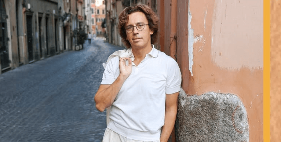 Максим Галкин в белой футболке за границей