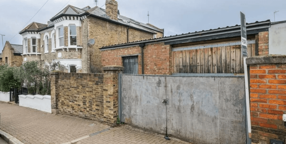 Выставленный на продажу гараж, гараж, дорогая недвижимость, есть потенциал, гараж переделывают под дом, можно сделать дом