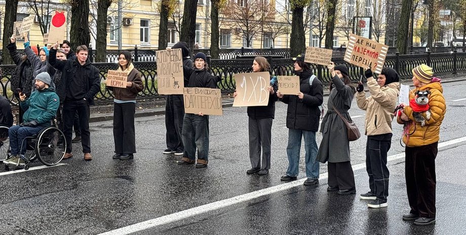 У Києві протестувальники тричі перекривали вулицю — що вимагали (фото, відео)
