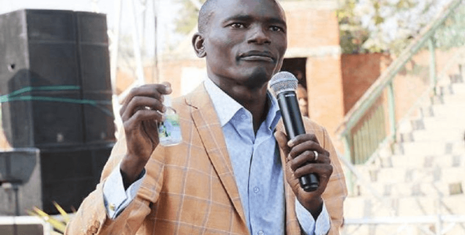 Пастор разговаривает по телефону с Богом, пастор, проповедник, священник, собственная церковь, другая вера, последователи