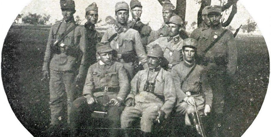 Сотник легиона Ю. Будзиновский со штабом своей сотни (около 1915) / Фото: Википедия