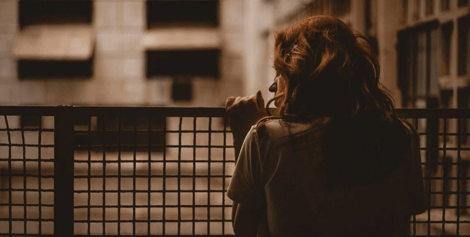 Дівчина, жінка, обман, виманили гроші, шахрайство, думала що проклята, звернулася до екстрасенса, втратила заощадження