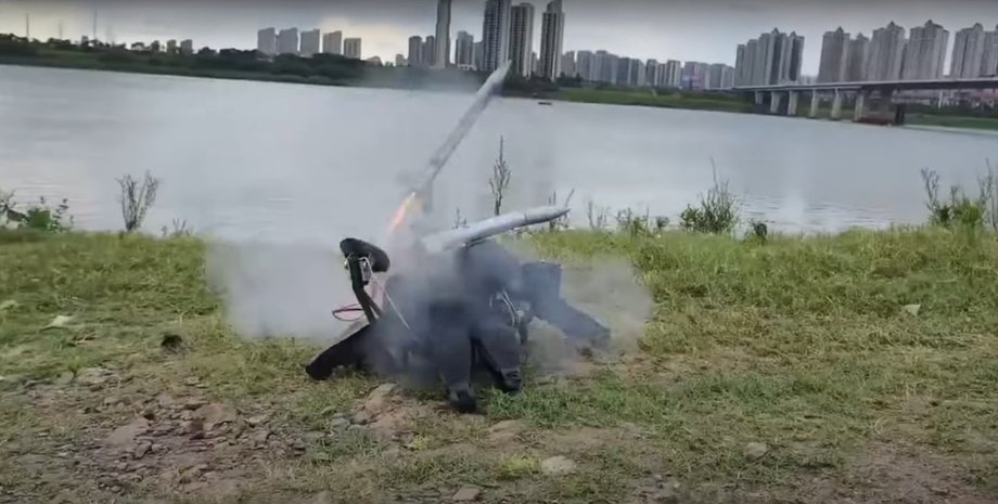 Дрон-амфибия запускает ракету