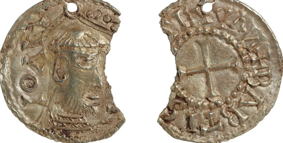 Артефакт Артефакт нашли с помощью металлоискателя